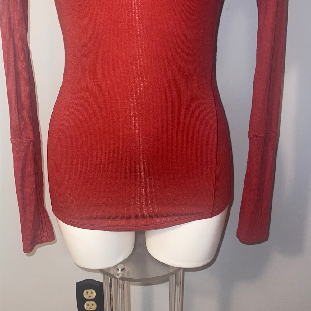 Lululemon Full Day Ahead Turtleneck in the color Magma. W3CWPS - Picture 4 of 10